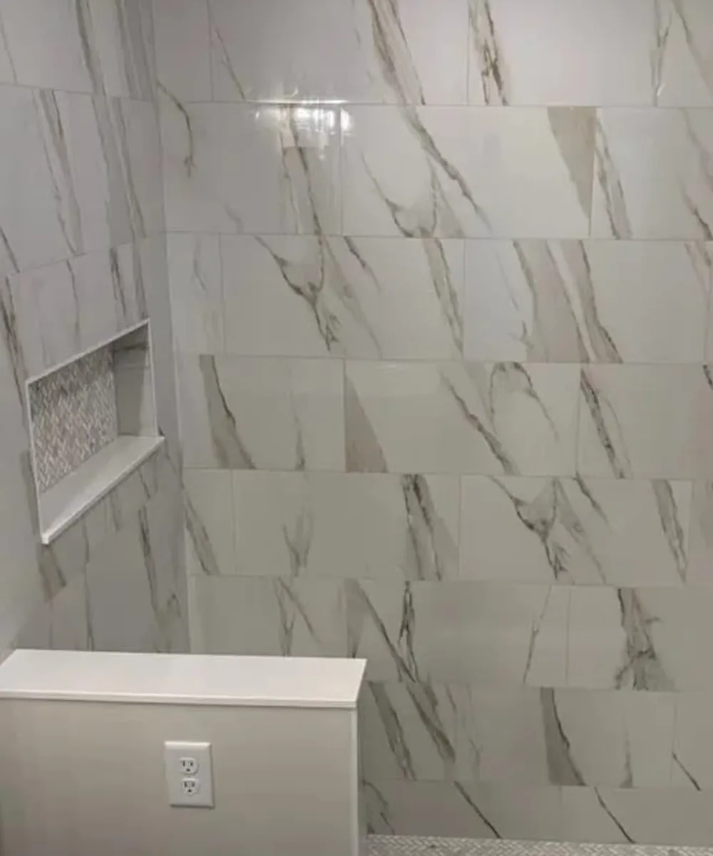 White marble-look shower tile and niche